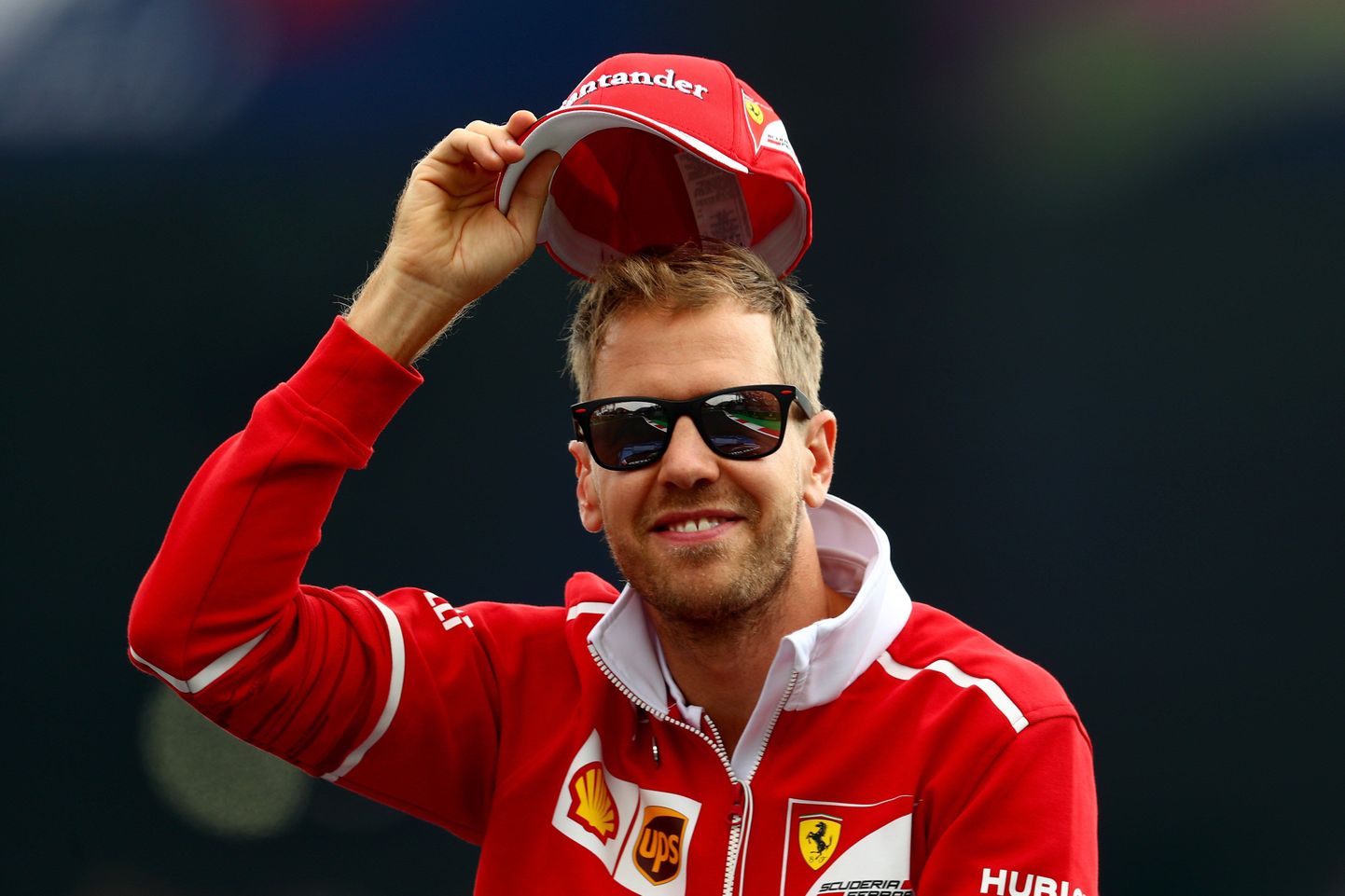 Sebastian Vettel on valmis Lewis Hamiltoni ees mütsi kergitama.