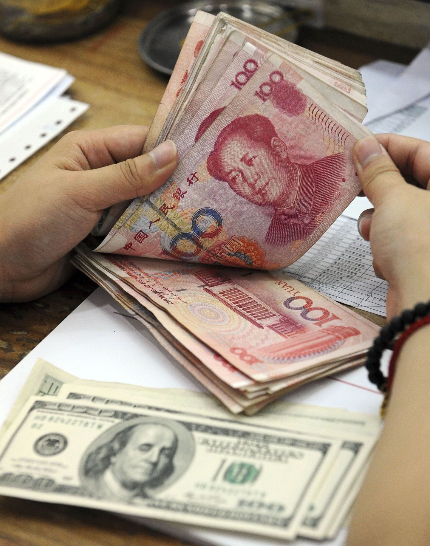 Китайские юани и американские доллары.