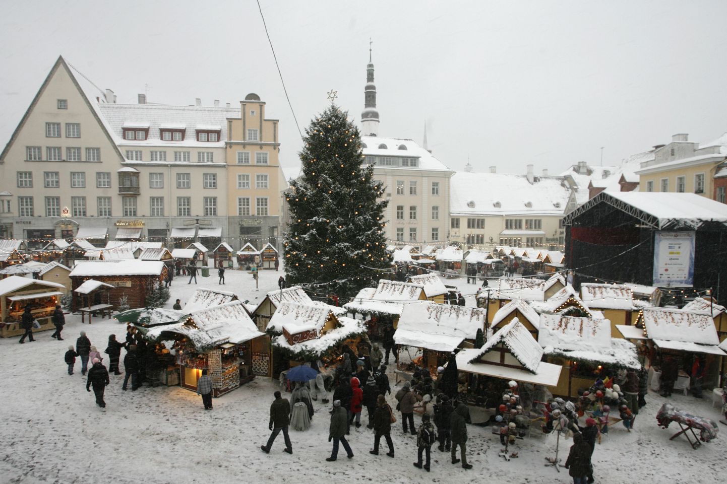 Рождественский рынок на Ратушной площади в Таллинне.