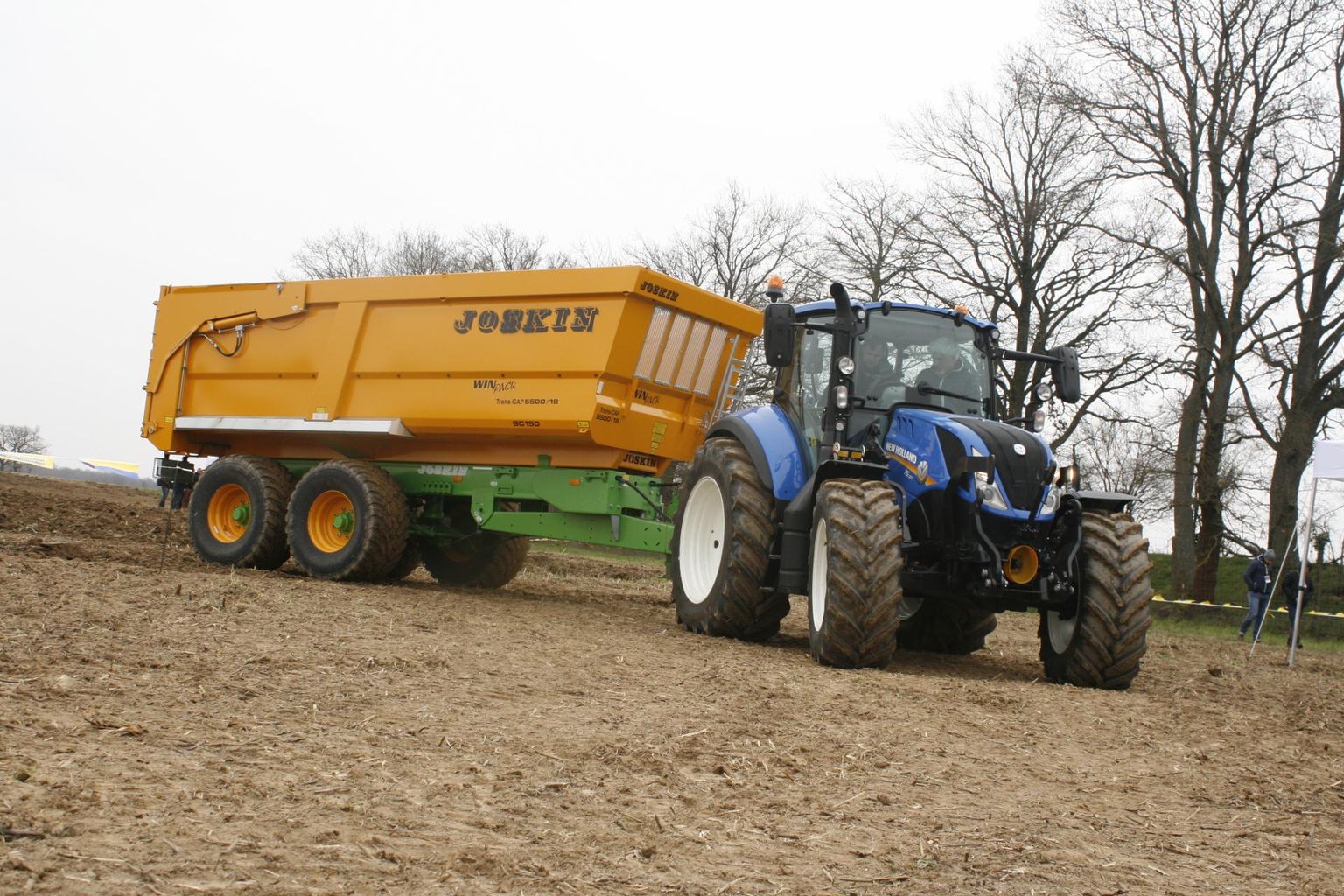 Tüübikinnitusele vastav traktor koos haagisega. Konkreetse haagise tehniliselt lubatud kandevõime on 16 t, rattad maksimaalselt Ø 1,518 ja laius 788 mm, rehvid ADR 2x100x2000-10S. Teljevahe 1820 mm suurendab kandevõimet ja kuigi traktor on võimeline sõitma kiiremini, peab haagisega komplekti liikumiskiirus jääma 40 km/h piiresse. Esisillal pole sel traktoril topeltrataste kasutamine ette nähtud.