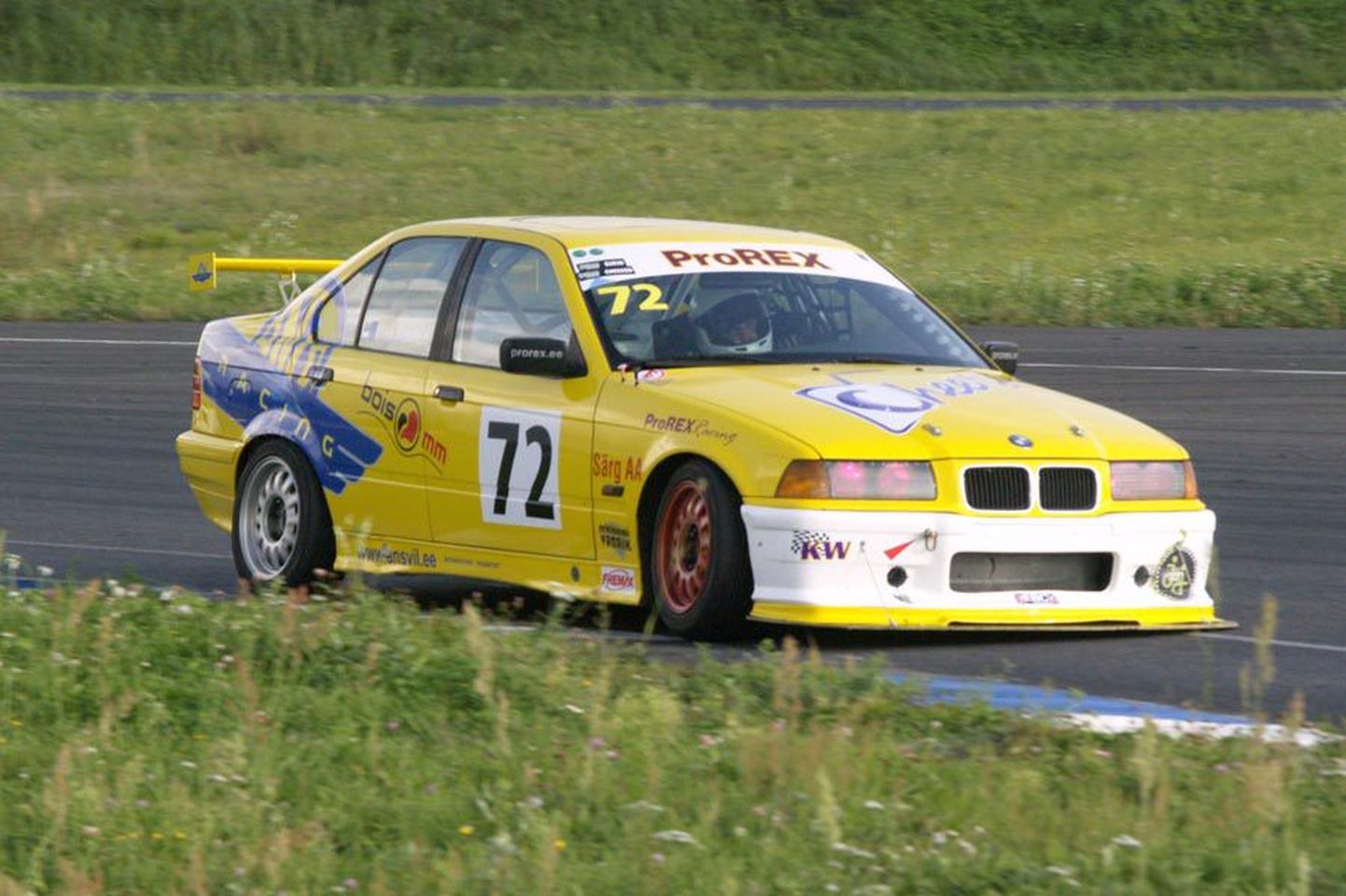 Eesti autode ringrajasõidu meistrivõistlustel klassis BMW 325 osalenud Viljandimaa sõitja Mikk Maaten lõpetas hooaja teise kohaga.
