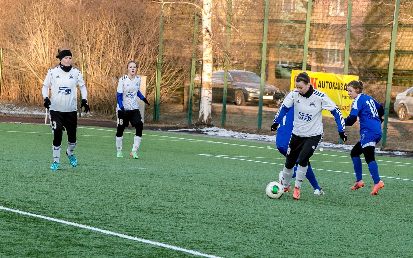 Pärnu jalgpalliklubi naiskond palliplatsil.
