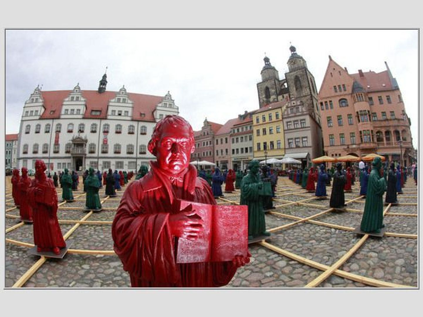16. sajandi reformaatori Martin Lutheri kujud Saksa linna Wittenbergi keskväljakul 2010. aasta augustis. Tegemist on installatsiooniga «Siin ma seisan».