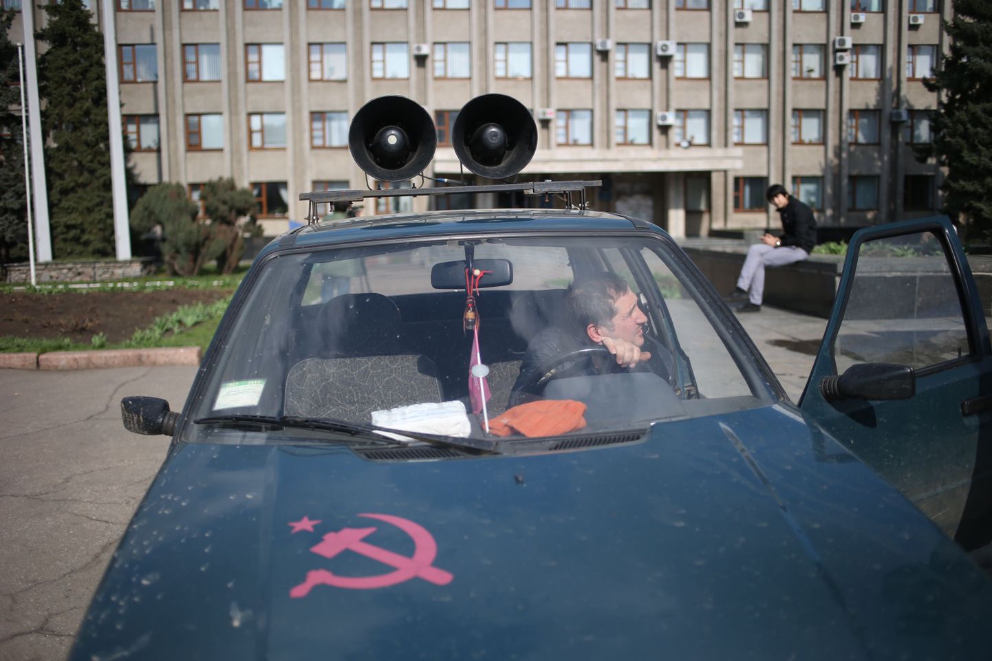 Nõukogude Liidu sümbolite hulka kuulunud viisnurk ning sirp ja vasar sõiduautol Slovjanskis.