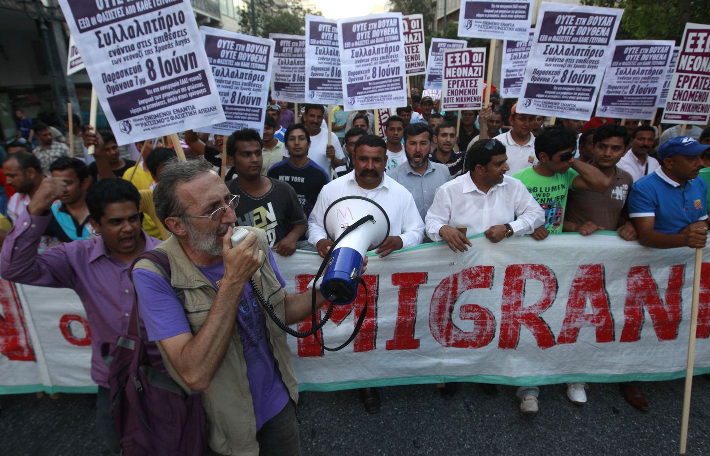 Kreeka sisserändajad ja võõrtöölised protestimas nende vastu suunatud vägivalla vastu