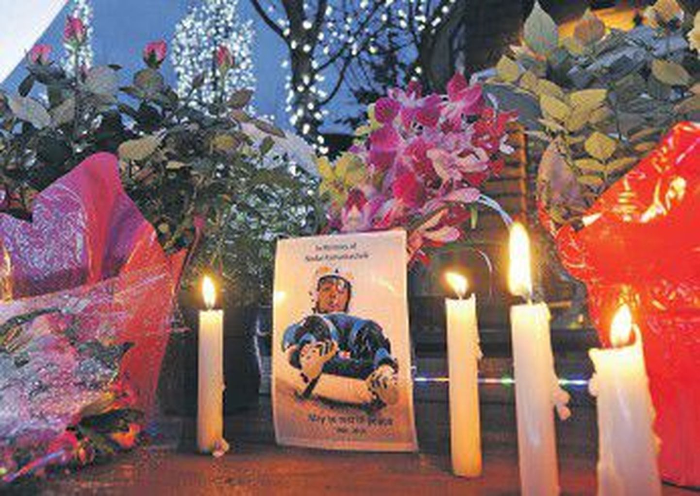 Свечи и цветы на месте гибели Нодара Кумариташвили.