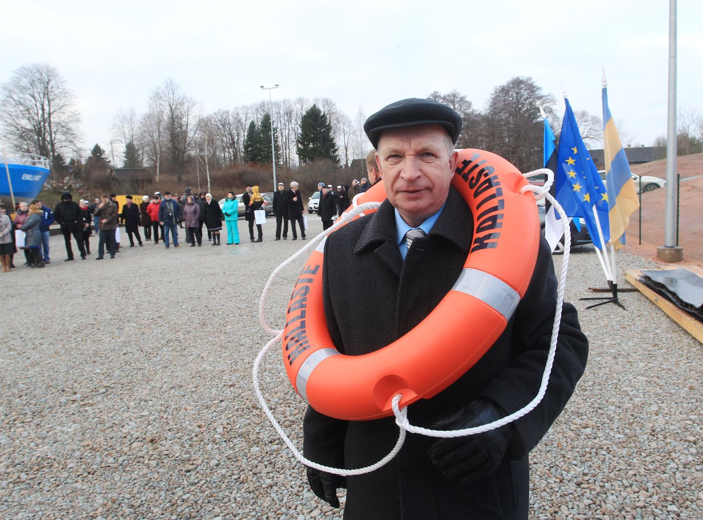 Kallaste volikogu esimees 2014. aastal kohaliku laevaremondislipi avamisel.