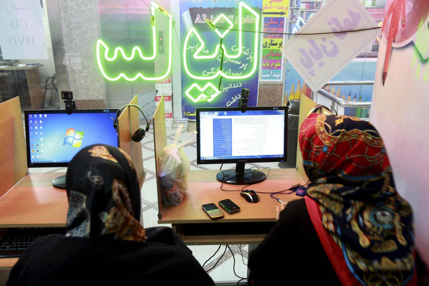 Iraanlannad internetikohvikus.