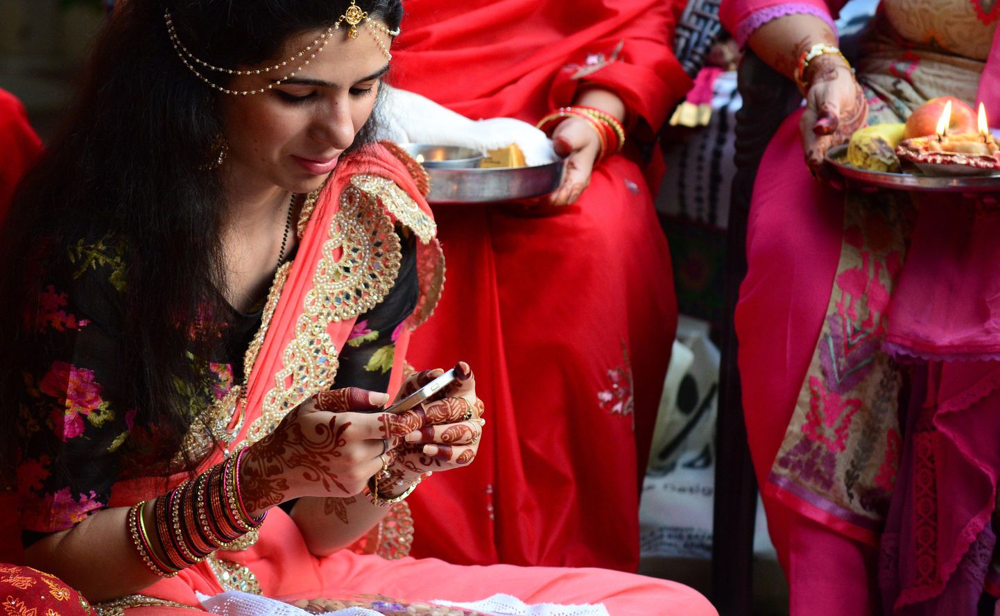 Abiellumisrituaalide keskel olev hindu naine