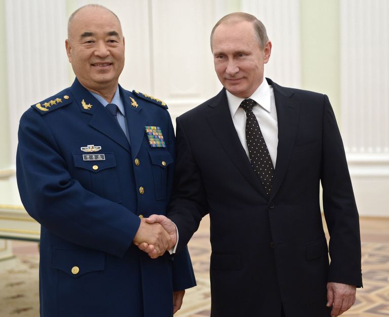 Vladimir Putin kohtumisel Hiina sõjaväejuhtidega. Foto: Scanpix