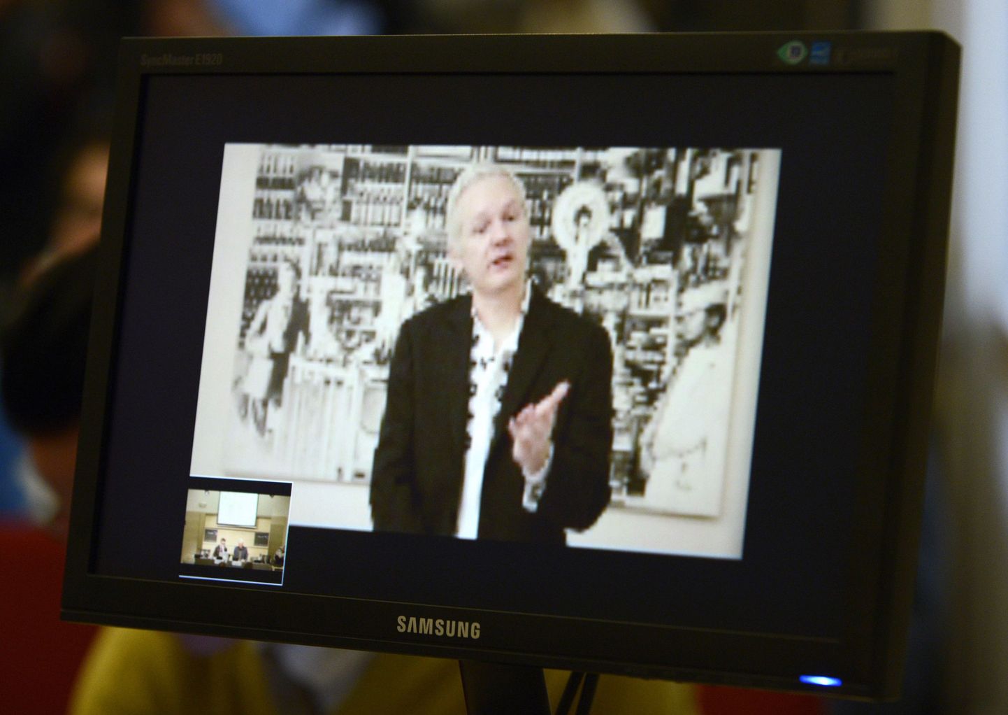 Wikileaksi asutaja Julian Assange osales pressikonverentsil videosilla vahendusel.