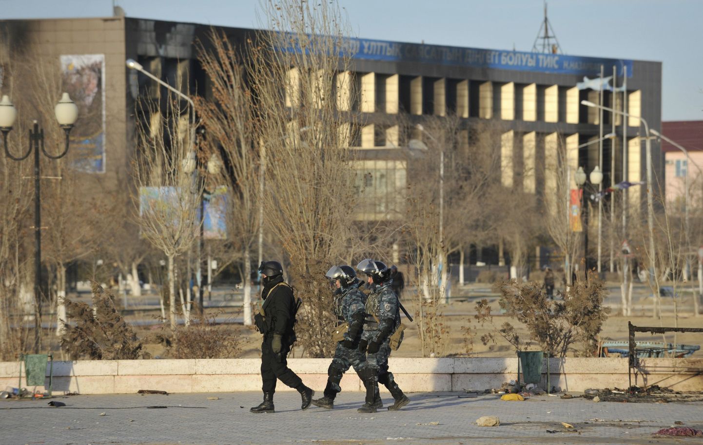 Kasahstani sisevägede sõdurid patrullivad Žangaözenis.