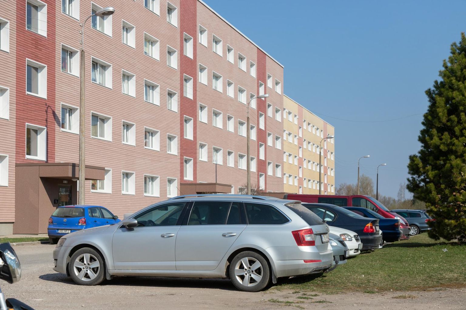 Purjus mees hüppas ühe auto katusele ja hakkas siis mööda maja ette pargitud autosid jooksma.