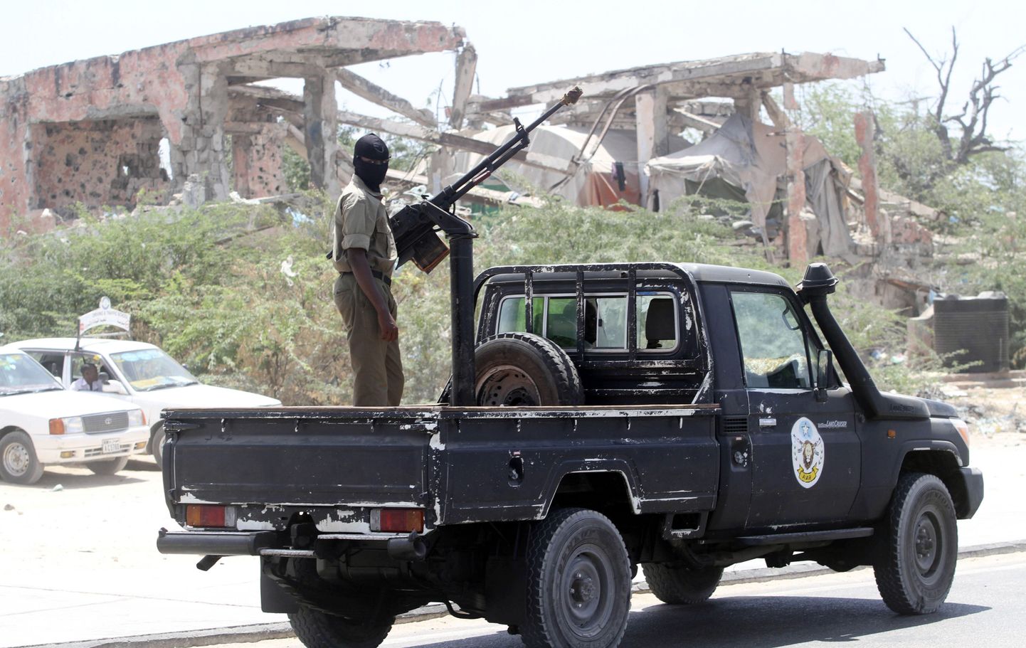 Somaalia julgeolekujõudude liige patrullimas pealinnas Muqdishos.