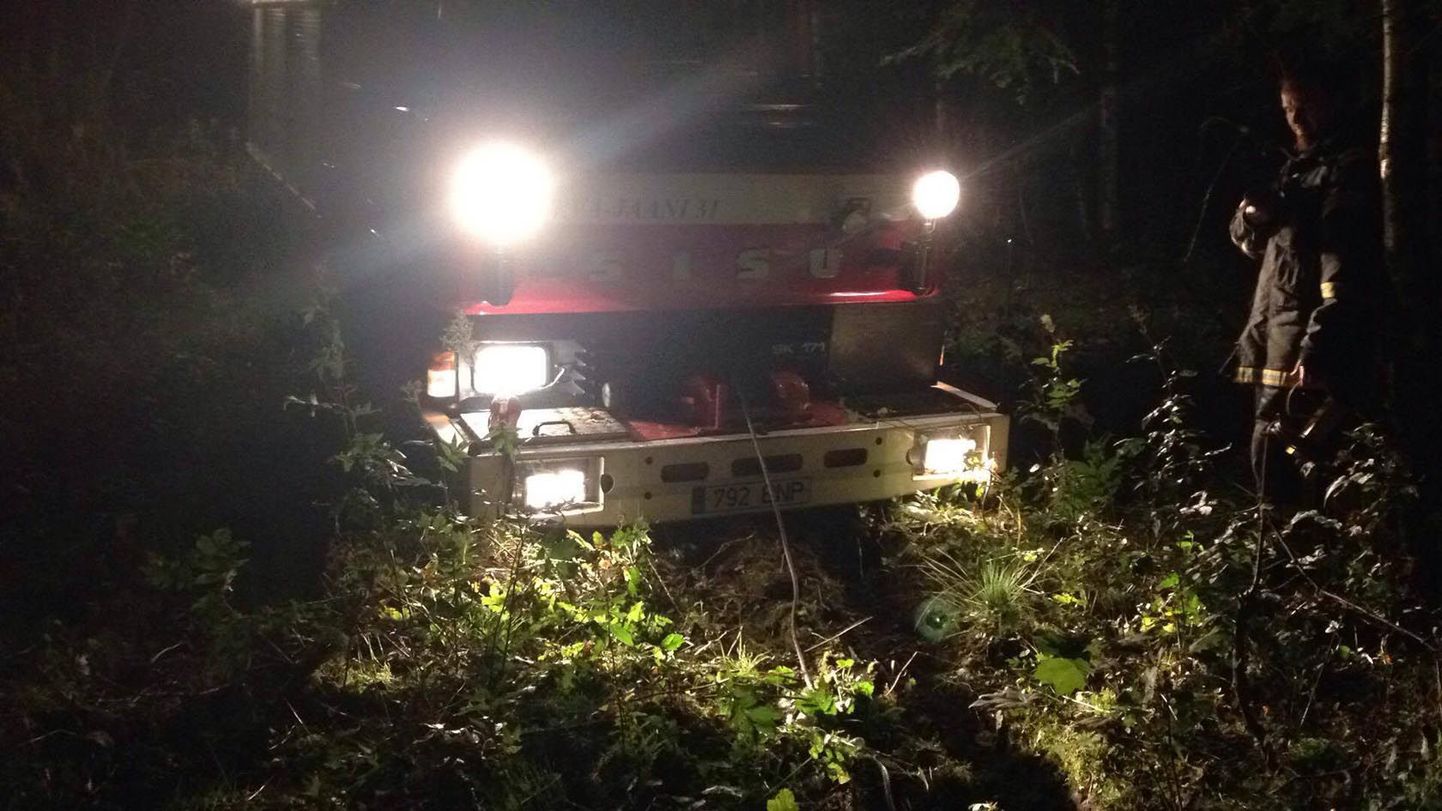 Pühapäeva õhtul tuli Järva-Jaani vabatahtlikel päästjatel ka ise abivajaja olla ja oodata traktorit, mis nende masina pehmest pinnasest tagasi teele aitaks.