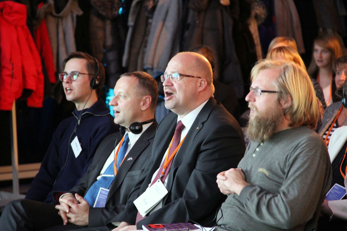 Mārcis Rubenis (vasakult), Valga linnapea Kalev Härk, Valka linnapea Vents Armands Krauklis ning Contra laulsid üheskoos eesti ja läti rahvuslaule Eesti-Läti koostööprogrammi üritusel.