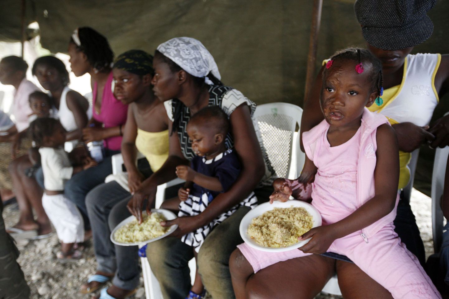 Haiti kannatanud abitelgis söömas.