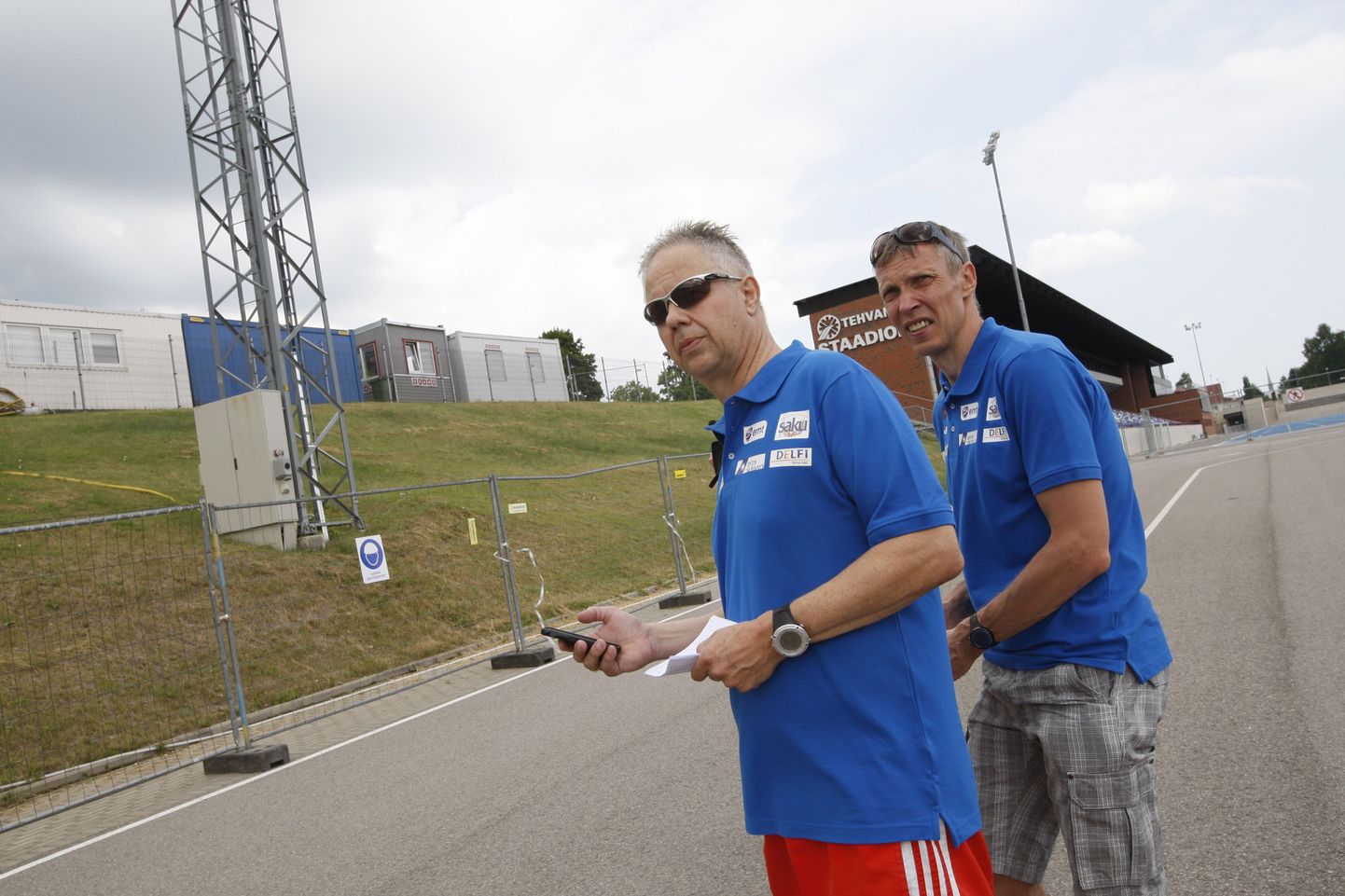 Eesti murdmaasuusakoondise peatreeneri kohusetäitjaks saav Christoph Schmid (vasakul). Senine spordidirektor Raul Olle (paremal) taandub aga ametist.