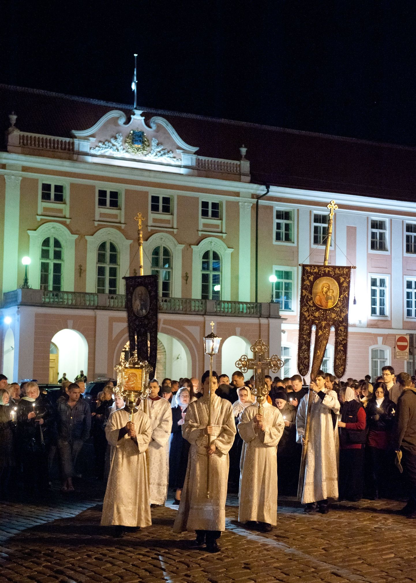 Ülestõusmispüha ristikäik Nevski katedraali ümber.