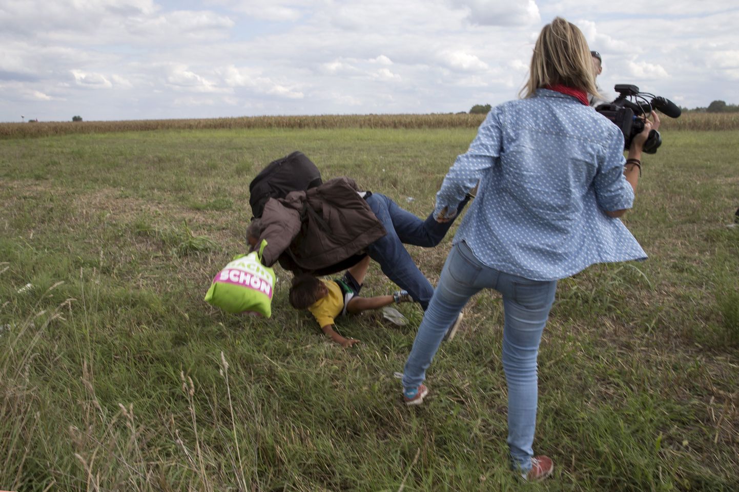 Ungari kaameranaine Petra Laszlo septembris jalga migrandile ette panemas. Liigutus maksis naisele töökoha.