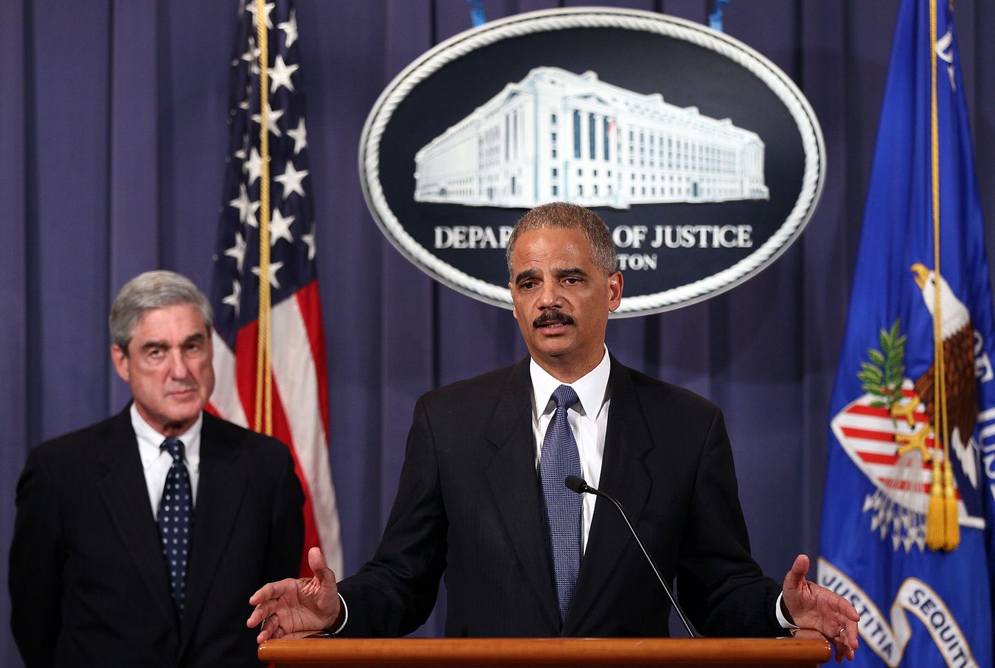 USA justiitsminister Eric Holder ja FBI juht Robert Mueller pressikonverentsil