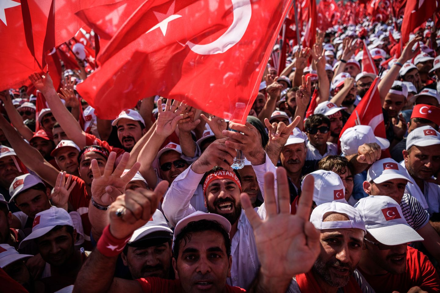 Türgi võimude toetajad augustikuus Istanbulis meeleavaldusel.