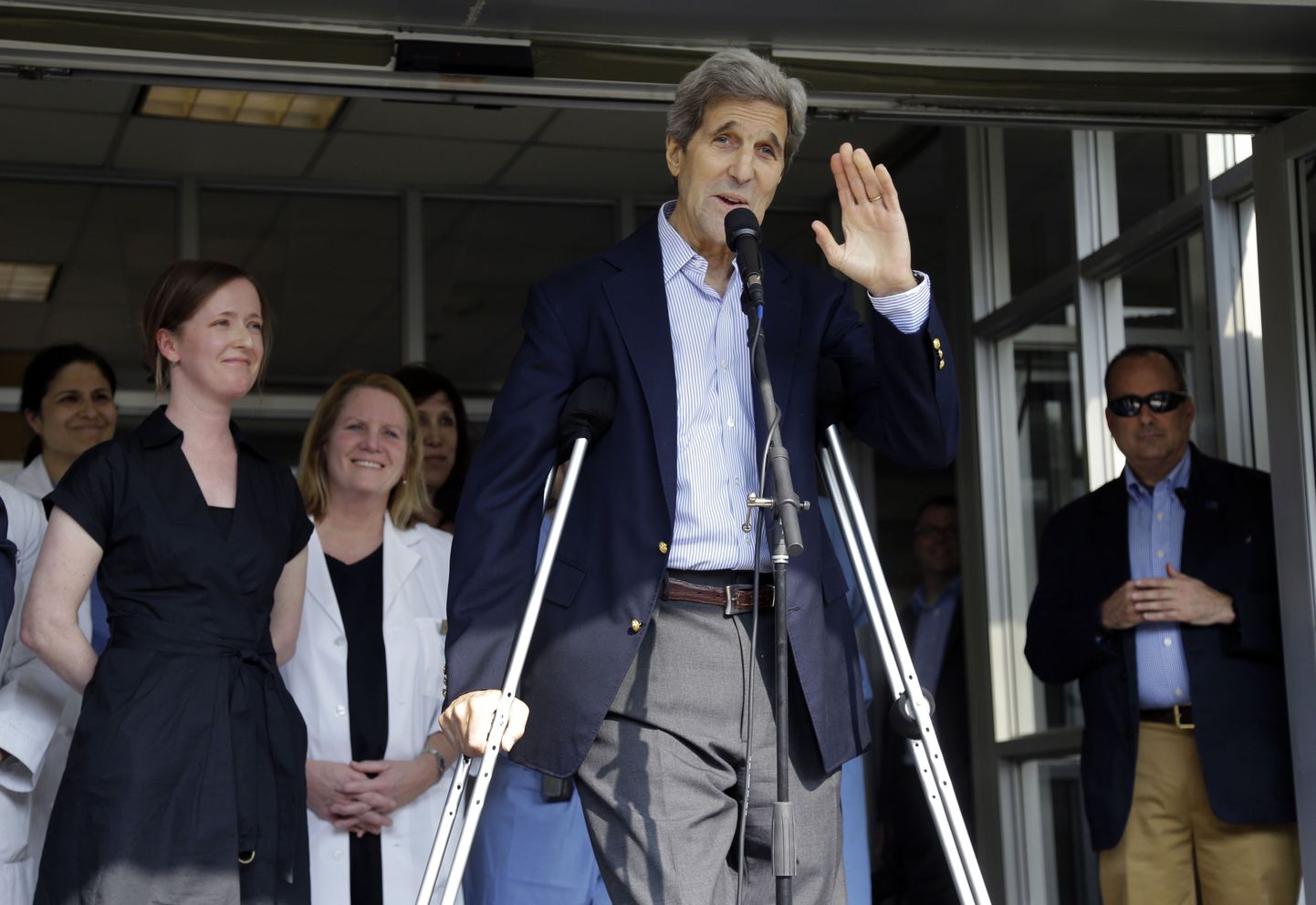USA välisminister John Kerry peab õnnetuse tõttu karkudel liikuma.