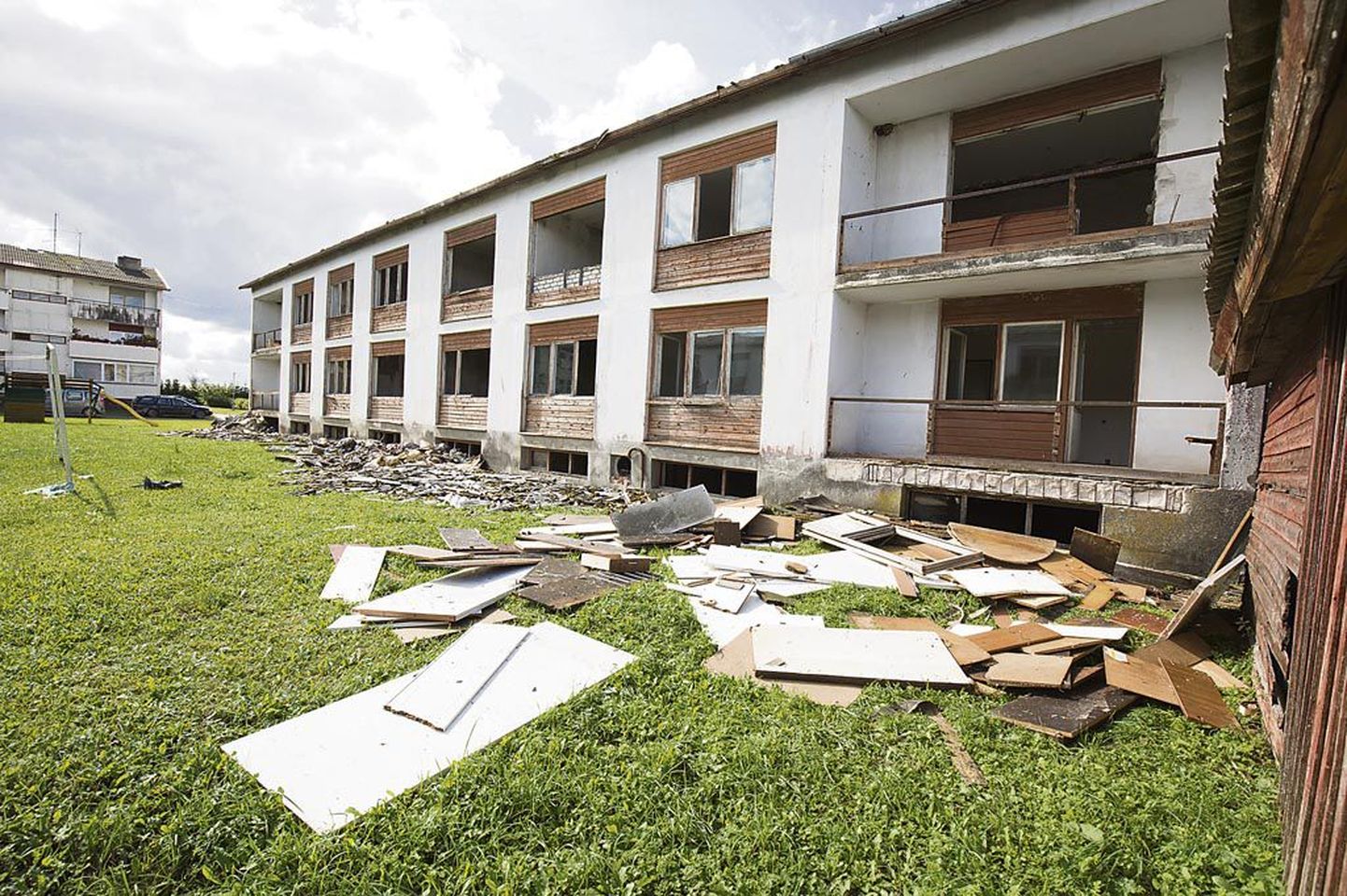 Koonga vallavalitsus sai toetust KredExilt, et lammutada vallakeskuses tühjaks jäänud korrusmajad.