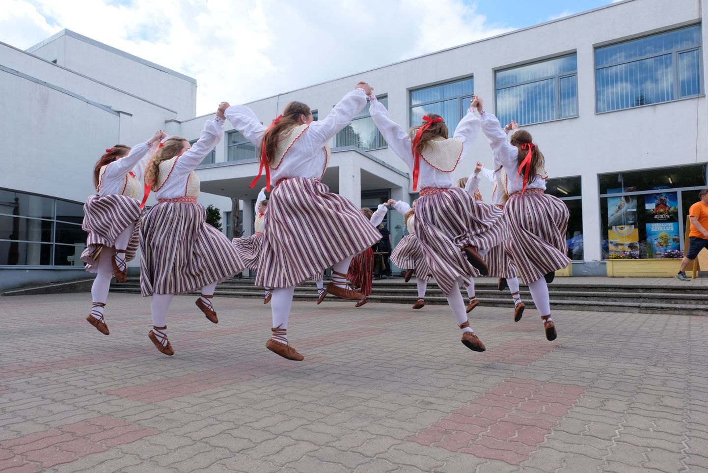 Tantsurühm koos juhendajaga maikuu lõpus toimunud Valga maakonna laulu- ja tantsupeol «Nii me elame».
