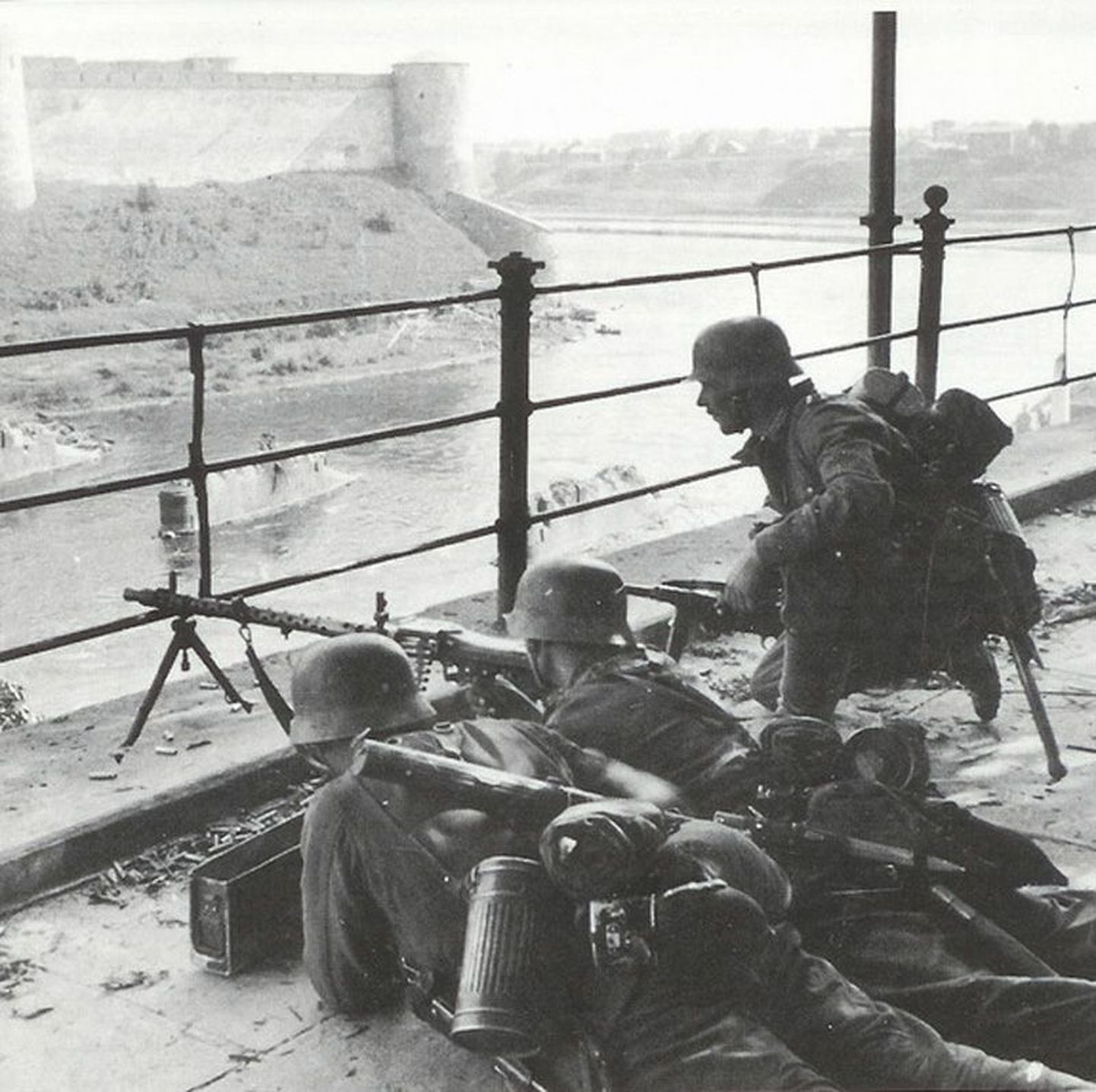 1941. aastal põgenes punaarmee Virumaalt Narva jõe taha. Pildil Saksa sõdurid.