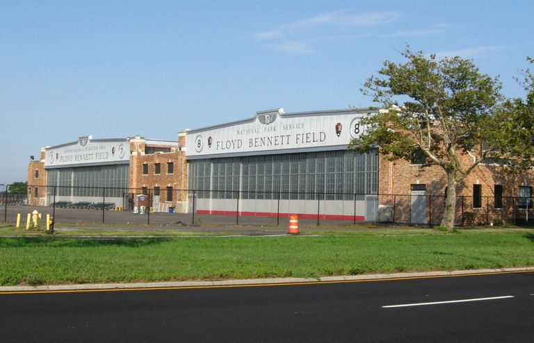 Floyd Bennet Fieldi-nimeline lennujaam, Ameerika Ühendriigid. 1930. aastal New Yorgi lähedal avatud lennujaam ei tegutse juba aastakümneid ning on kaitse all pargina. Osa lennujaamast on aga kasutusel New Yorgi politsei kopteribaasina. Foto: Wikipedia