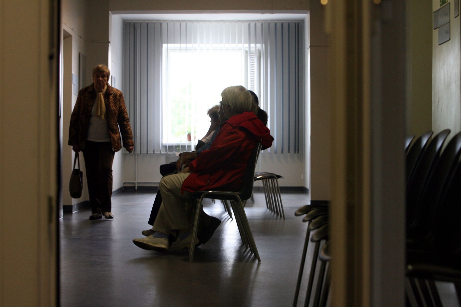 Patsiendid perearstikeskuses visiiti ootamas.