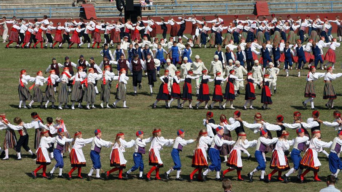 Eelmisele üldtantsupeole registreerus kogu Eestist 11 000 tantsijat ja võimlejat. Peole pääsesid neist 7460.