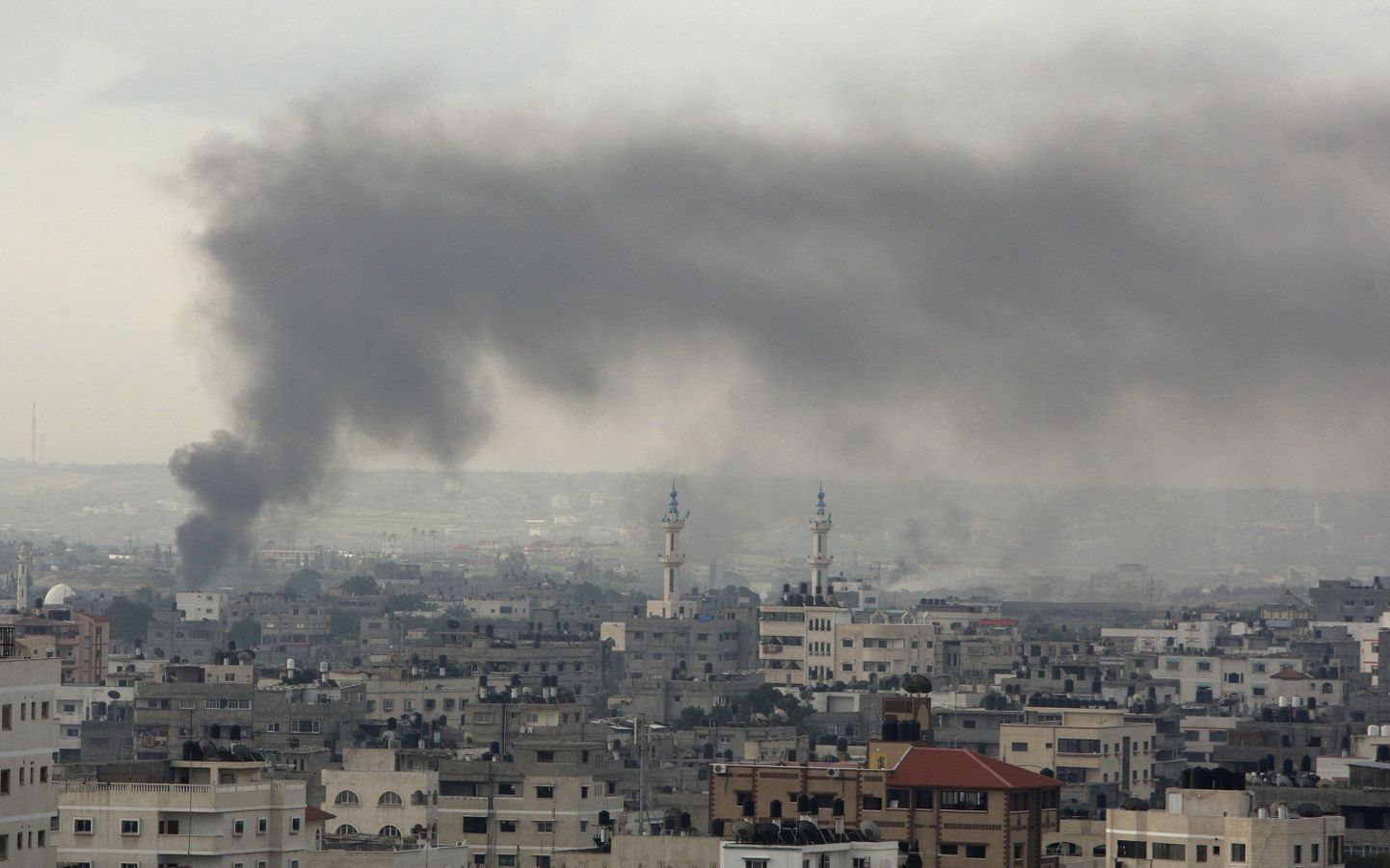 Israeli õhurünnakud jätkusid Gaza sektori erinevates osades. Pildil suitseb Gaza linn.