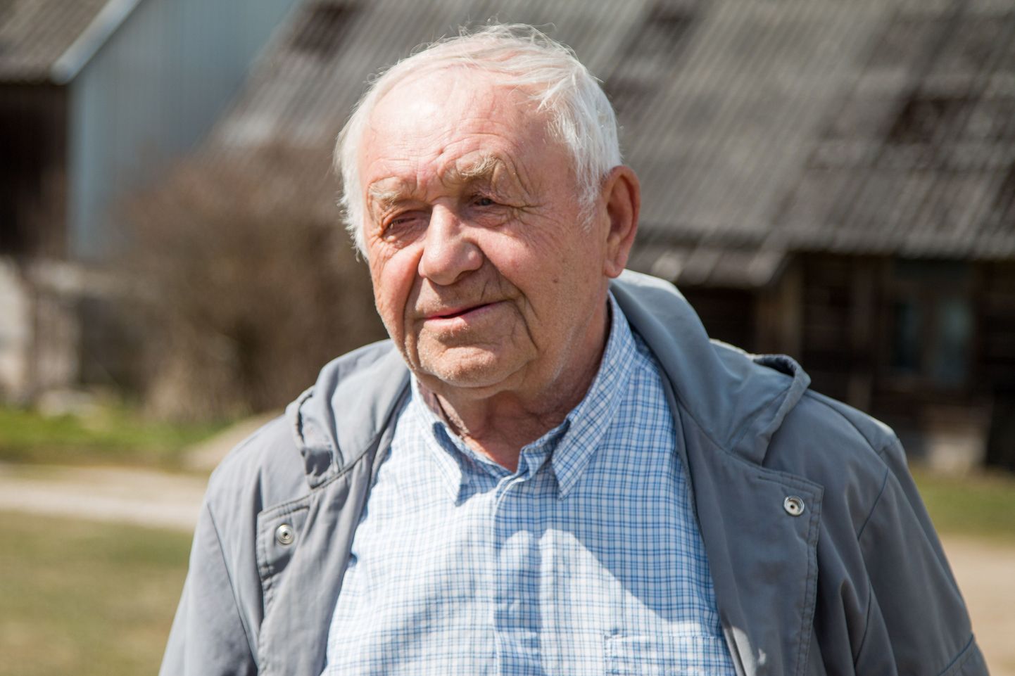 Jaan Krimses on tegus maamees, kes ka pensionipõlves jõude ei istu. Nüüd kevadelgi vaja põld maha teha ja mesilastega toimetada.