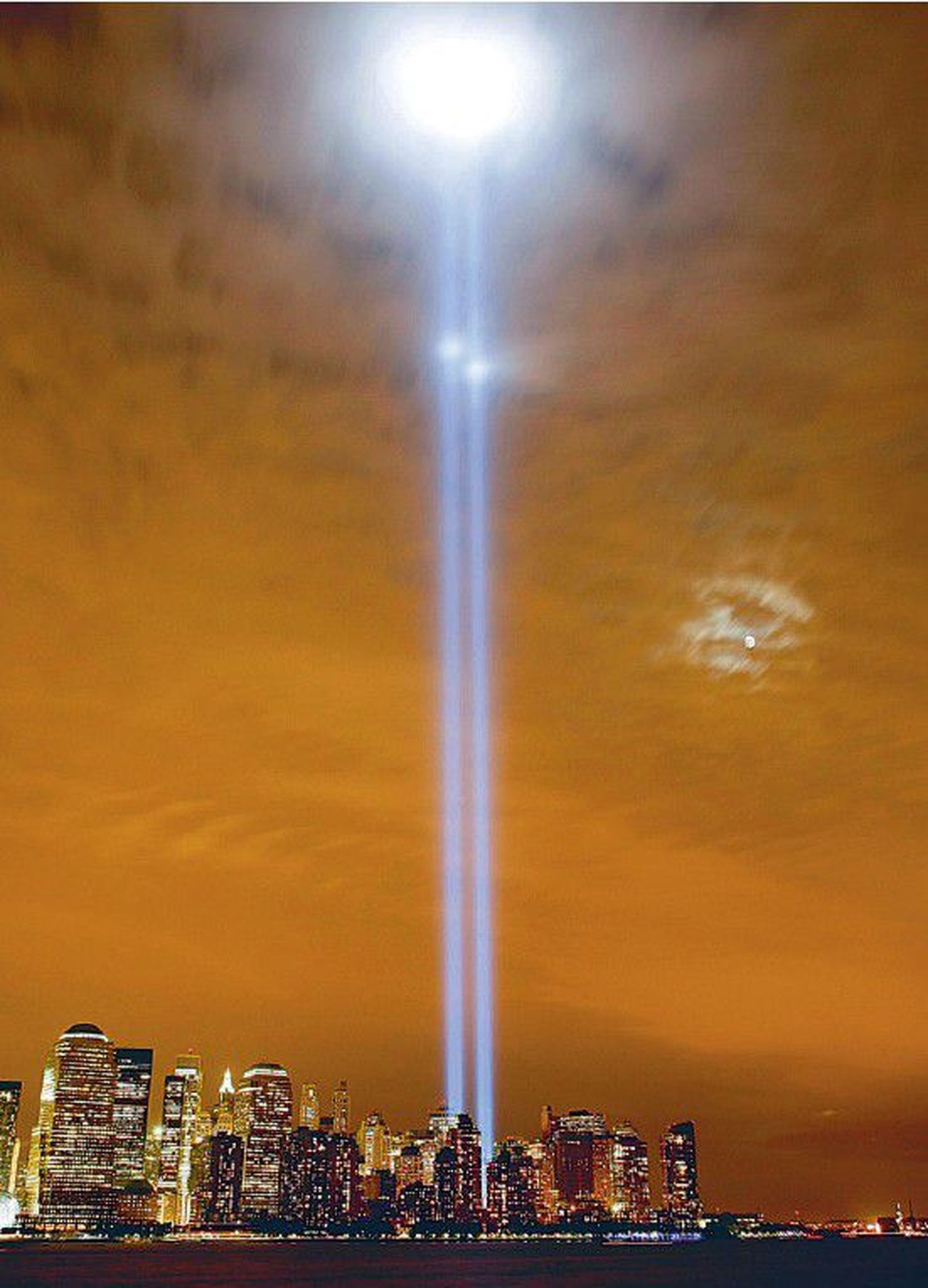 Kuu tõuseb Manhattani kohale, mille taevast valgustavad igal ööl ohvrite mälestuseks üles suunatud kaks sinist valgussammast.