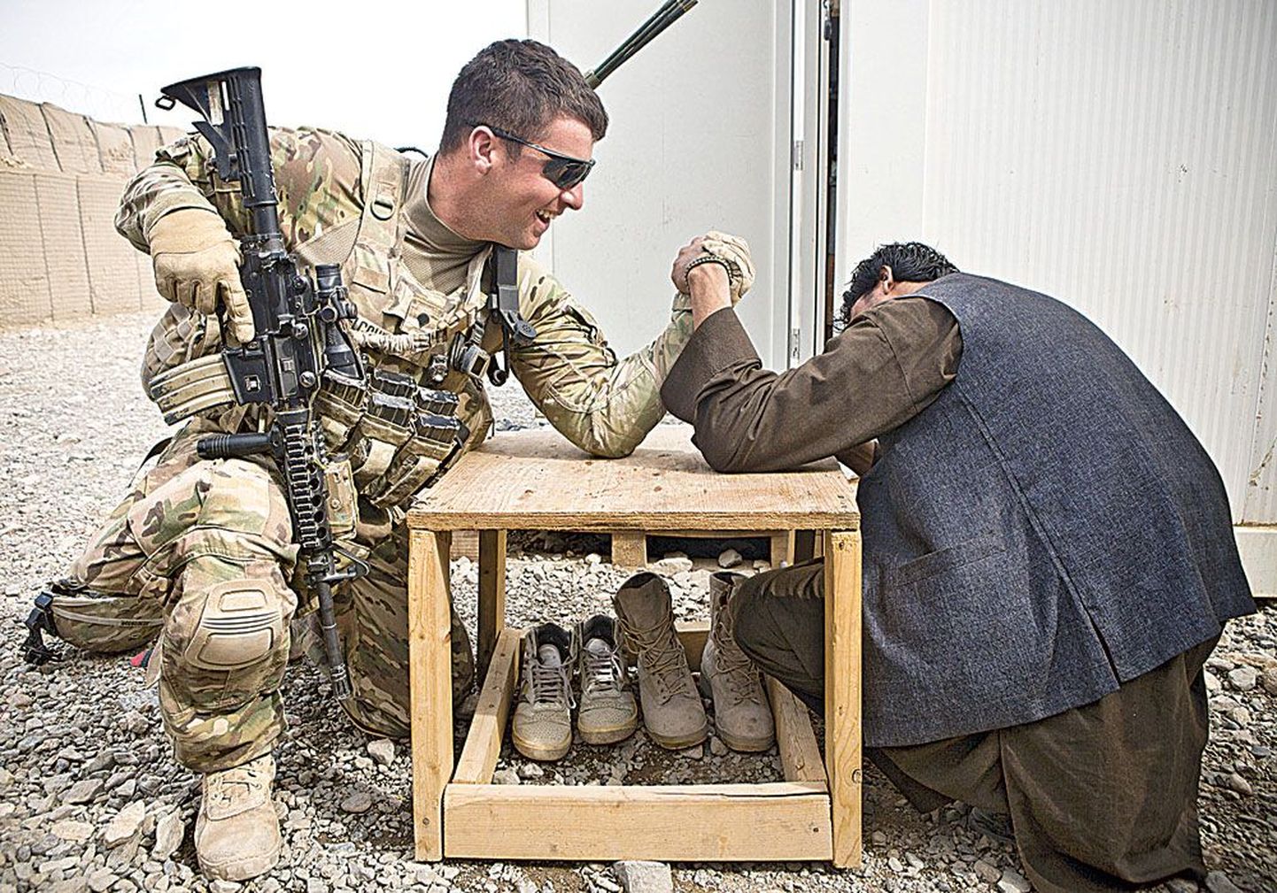 Январь 2013-го, провинция Кандагар: пехотинец США и афганский полицейский выясняют, у кого рука сильнее. К концу 2014 года ответственность за безопасность в Афганистане должна полностью перейти к афганцам.