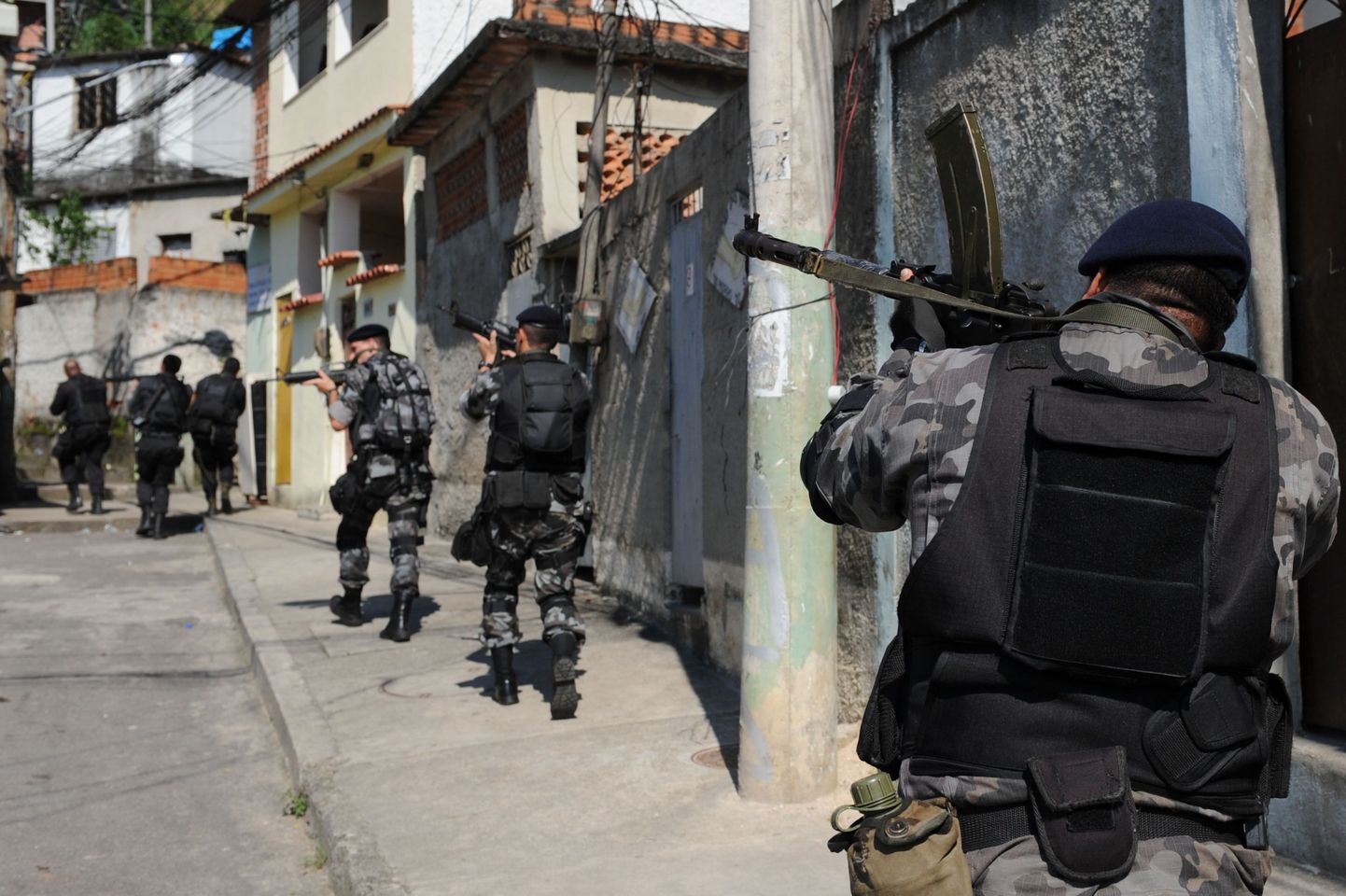 Brasiilia politsei eriüksus Rio de Janeiro Morro do Adeusi slummis otsimas ebaseaduslikke relvi ja narkootikume