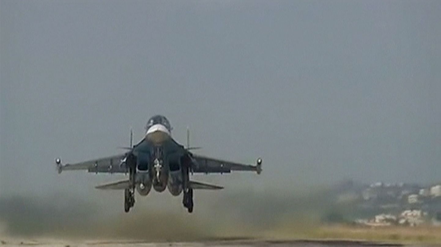 Vene sõjalennuk startimas Süüria Hmeimimi õhuväebaasist.