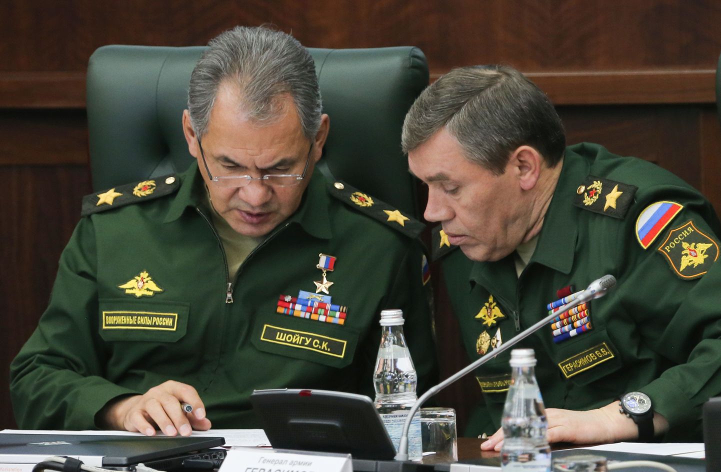 Venemaa kaitseminister Sergei Shoigu (vasakul) ja  relvajõudude kindralstaabi ülem Valeri Gerassimov Krimmi julgeoleku teemalisel nõupidamisel.