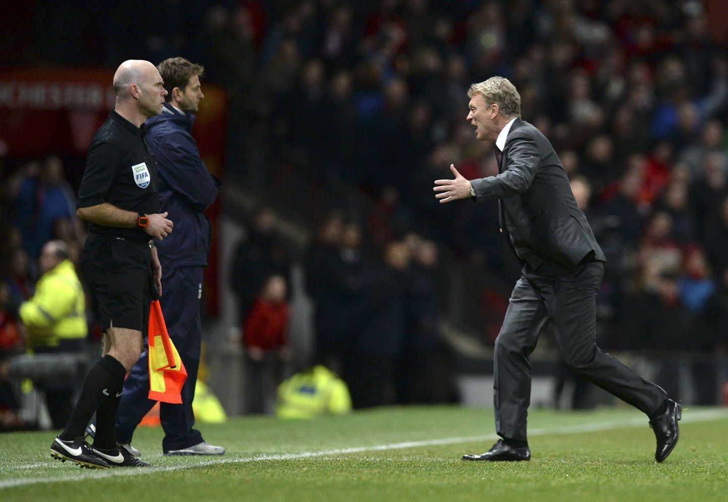 Manchester Unitedi peatreener David Moyes (paremal) pahandab äärekohtunikuga