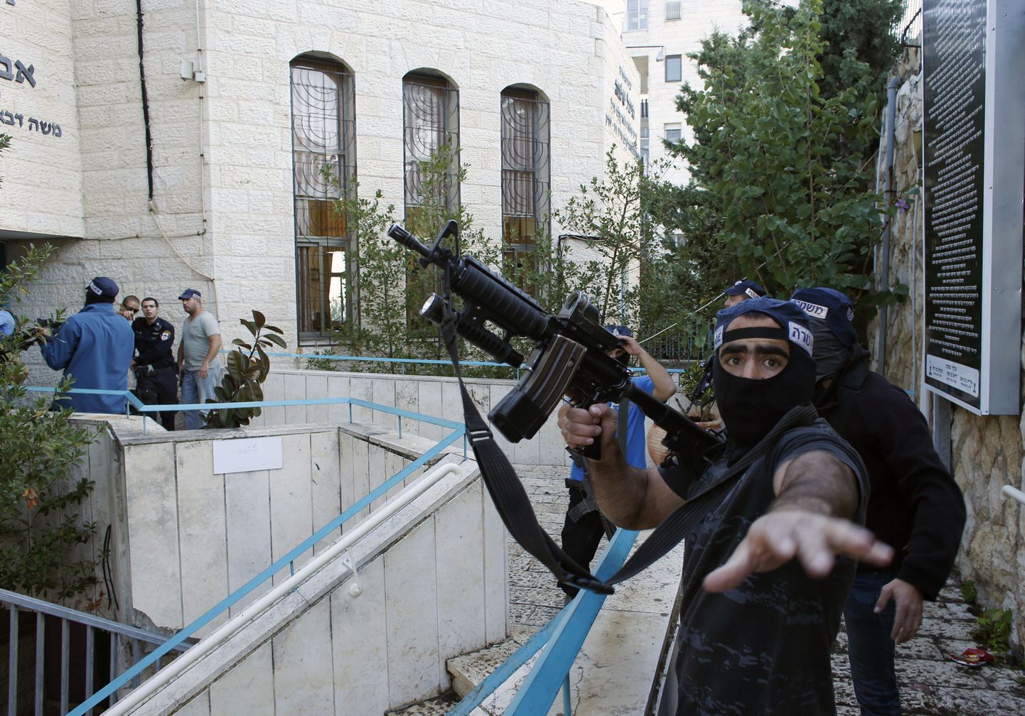 Iisraeli politseinikud Jeruusalemmas sünagoogi juures, kus täna leidis aset verine rünnak.