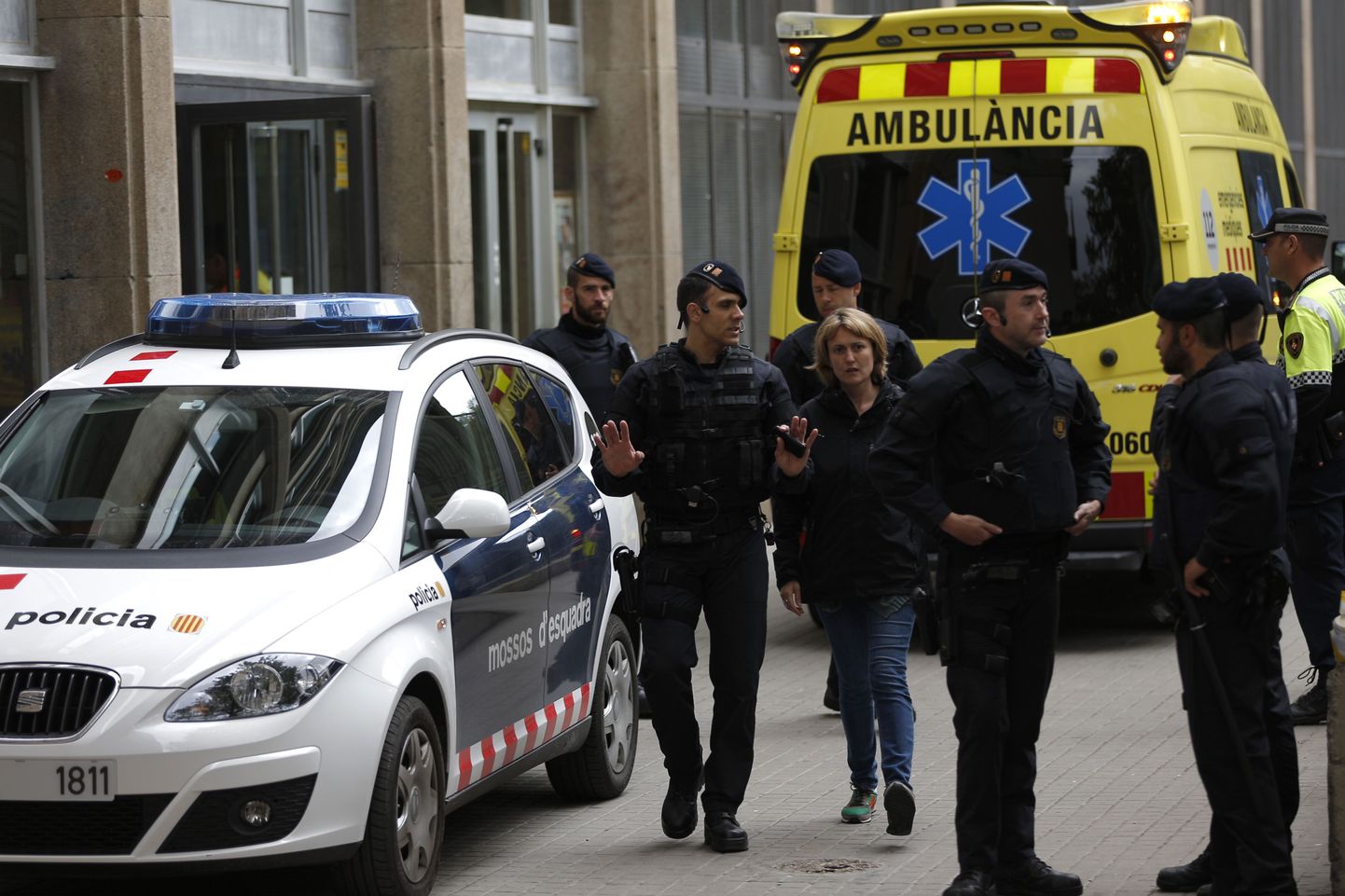 Politseinikud Barcelona kooli ees, kus rünnak toimus.