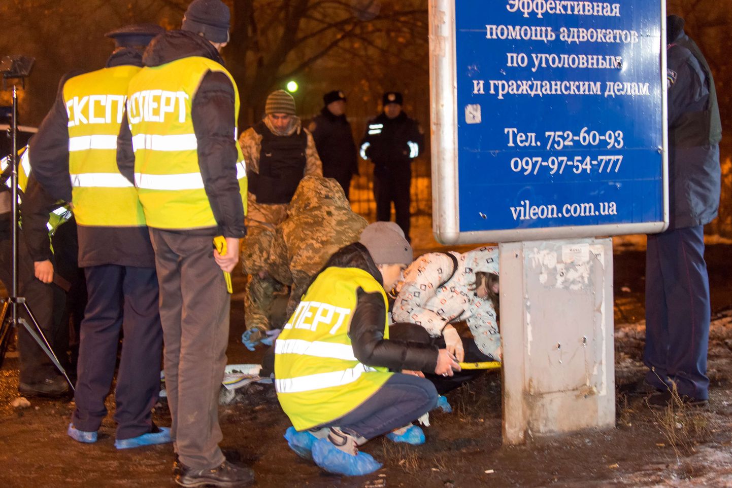 Эксперты на месте взрыва у одного из районных судов Харькова (19 января).
