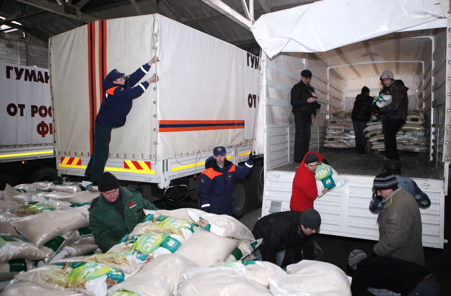 Venemaa saadetud veoautode tühjaks laadimine. Ukraina teatel ei tooda nendega riiki mitte ainult humanitaarabi.