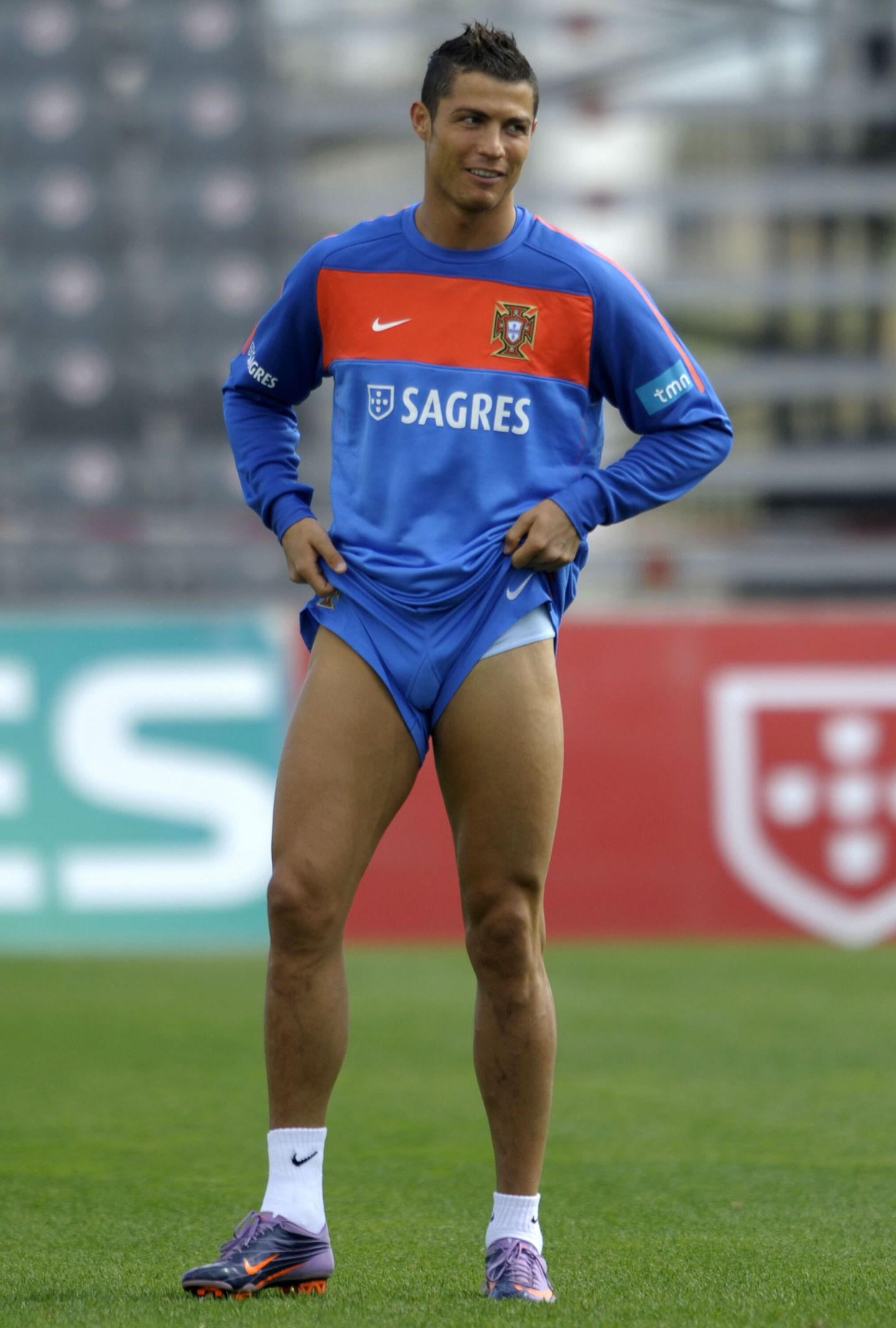Криштиану Рональду во время тренировки сборной Португалии (27.05.2010).