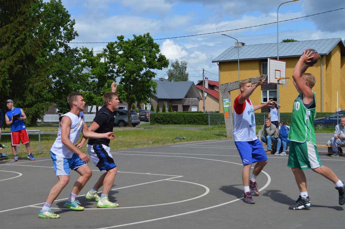 Tänavakorvpallisarja «Paide suvi 2016» meeste klassi võitjaks tuli võistkonna Jott (pildil on sarja avaetapp ja meeskonnast kaitses vasakul Jorma Uusmaa ja paremal Erki Pellja) ees SCH55. Osalejaid nappis.