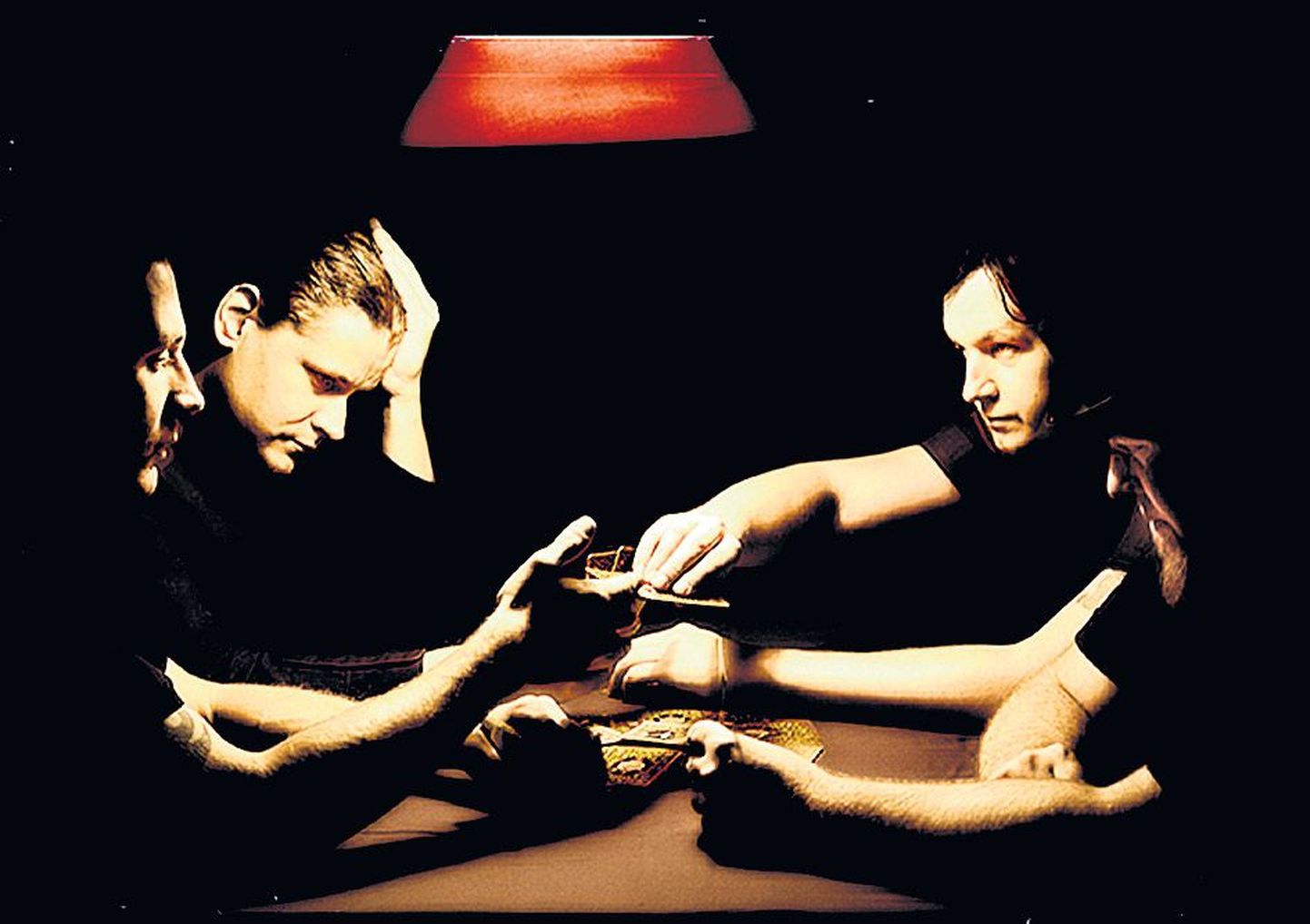 Ansambli DND plaadi «Flow» kujunduses on olulisel kohal kaardid, mida hoiavad käes kitarrist Erjo Selliov (vasakult), vokalist ja kitarrist Andreas Sepp, bassimees Rainer Sirel ning trummimees Gavin Ransley.