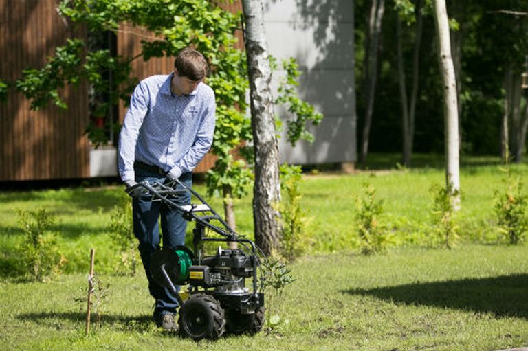 Dārzā tiek iestrādāts norobežojošais vads, lai Husqvarna Automower norādītu darba zonu 