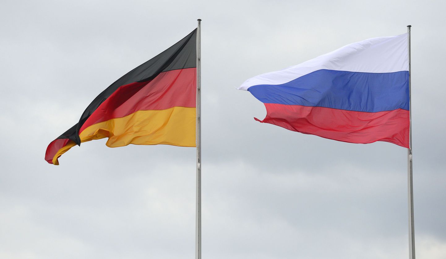 Saksa ja Vene riigilipud.